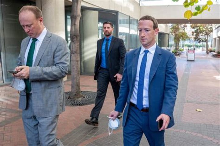 Does Mark Zuckerberg have security guards?